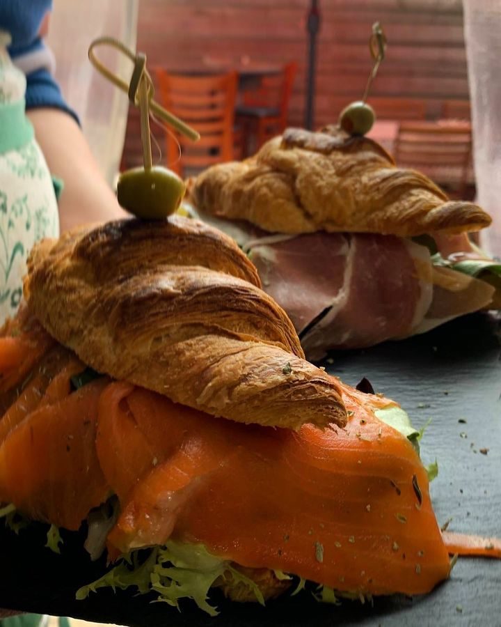 Smoked salmon croissant